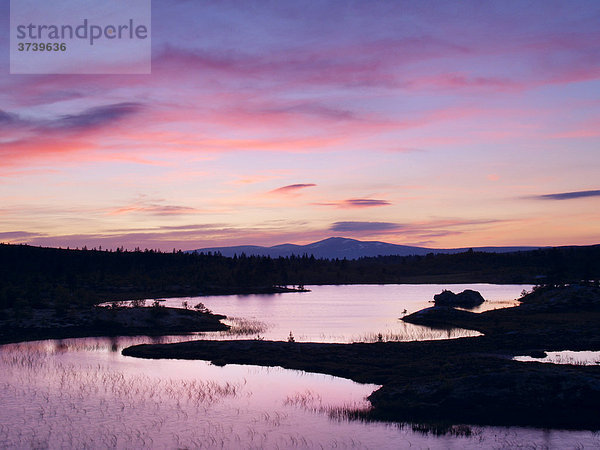 Langeggtjörna Seen  Sonnenuntergang  Abendhimmel  Femundsmarka-Nationalpark  Norwegen  Skandinavien  Nordeuropa
