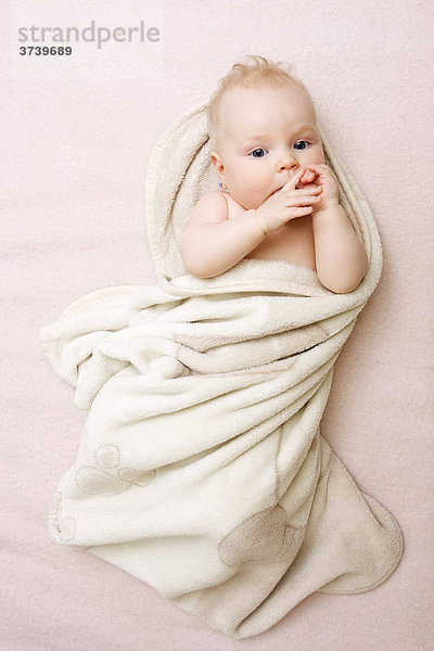 Kleines Mädchen  7 Monate  in Decke eingewickelt