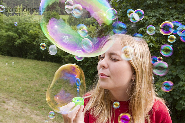 Dreizehnjähriges Mädchen bläst Seifenblasen