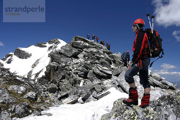 Kletterer auf dem Gipfel des Stubacher Sonnblick  Nationalpark Hohe Tauern  Alpen  Österreich  Europa