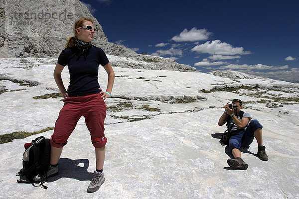 Mann fotografiert Wanderin  Tondi di Sorapiss  Dolomiten  Alpen  Italien  Europa