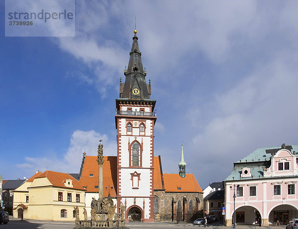 Dreifaltigkeitssäule und Stadtturm in Chomutov  Komotau  Nord-Böhmen  Tschechische Republik  Europa
