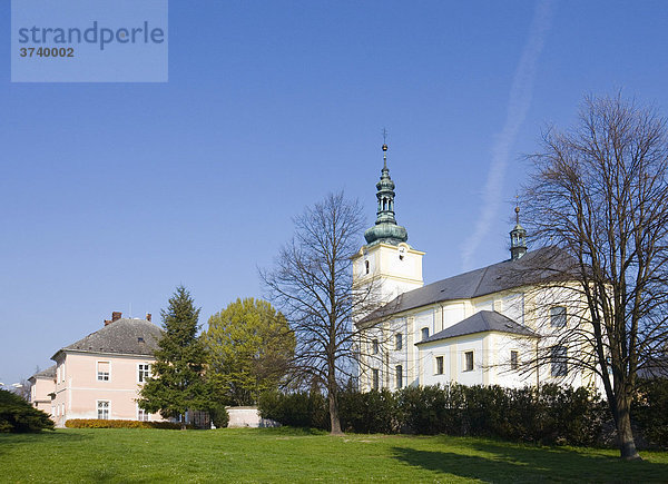 Chateau und Kirche Mariä Himmelfahrt in Velky Tynec  Mähren  Tschechische Republik  Europa