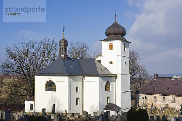 Kirche St. Georg und St. Martin  Martinkovice  Bezirk Nachod  Ostböhmen  Tschechien  Europa