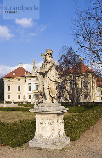 Statue und Chateau in Slavkov u Brna  zu deutsch Austerlitz  Süd-Mähren  Tschechische Republik  Europa