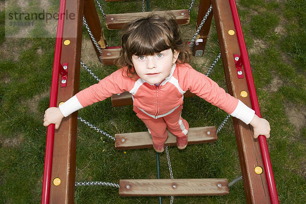 Kleines Mädchen  3 Jahre alt  auf einer Wackelbrücke