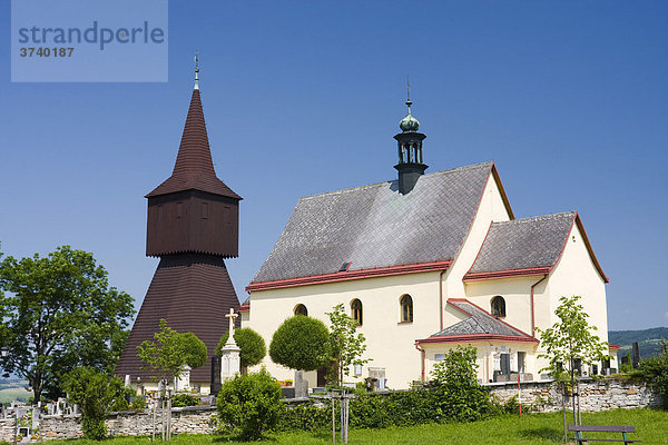 Glockenturm  1593 errichtet und St. Jean Baptiste Kirche in Rtyne  Trutnov  Ostböhmen  Tschechien  Europa