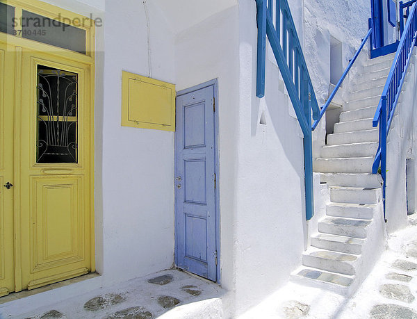 Gelbe und blaue Holztüre und Stiegenaufgänge  Stiegengeländer  Mykonos  Kykladen  Griechenland  Europa