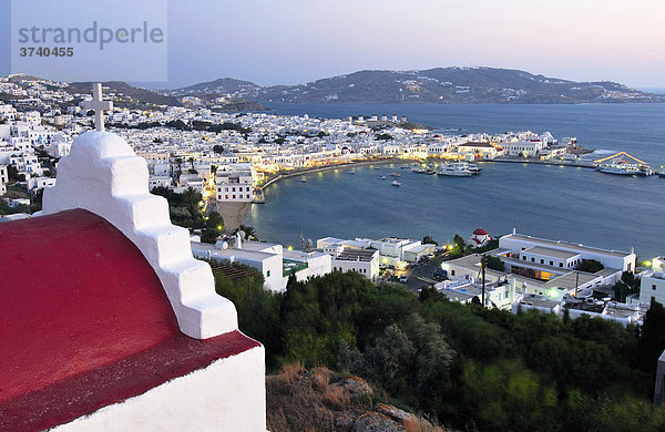 Kleine Kapelle mit rotem Dach  hinten alter Hafen von Mykonos  Kykladen  Griechenland  Europa