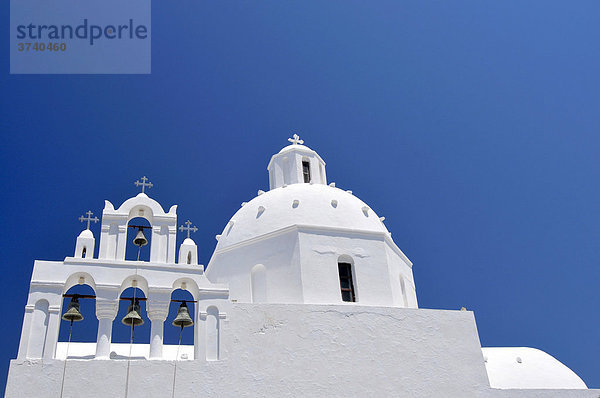 Weiße griechische Kirche mit Glockenturm  vier Glocken  Karterados  Santorin  Kykladen  Griechenland  Europa