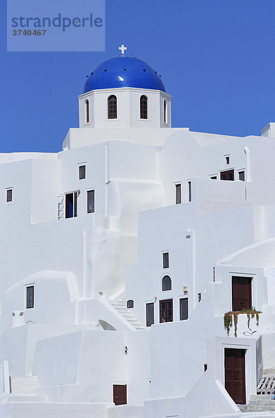 Weiße Häuser in typischer Kykladenarchitektur  oben eine griechische Kuppelkirche  Oia  Ia  Santorin  Kykladen  Griechenland  Europa