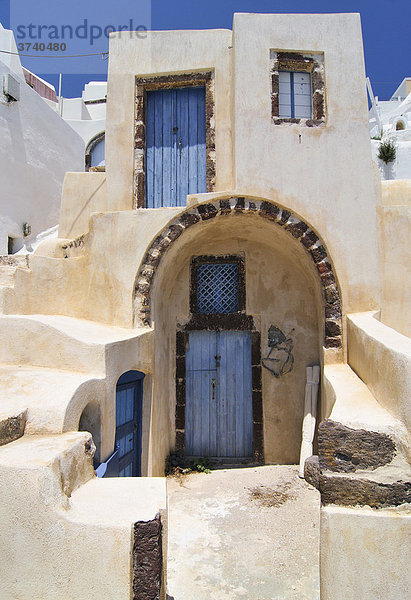 Gelbes Haus mit Torbogen und Innenhof in typischer Kykladenarchitektur  Oia  Ia  Santorin  Kykladen  Griechenland  Europa