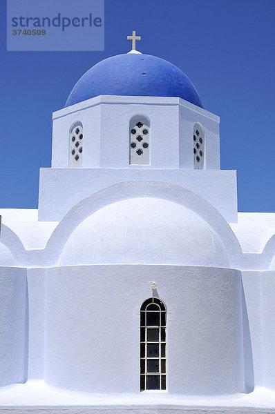Blau weiße Kuppelkirche  Santorin  Kykladen  Griechenland  Europa