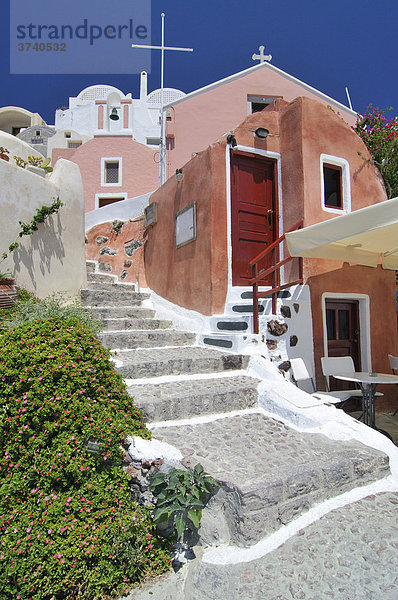 Rote Kirche mit Stiege in typischer Kykladenarchitektur  Oia  Ia  Santorin  Kykladen  Griechenland  Europa