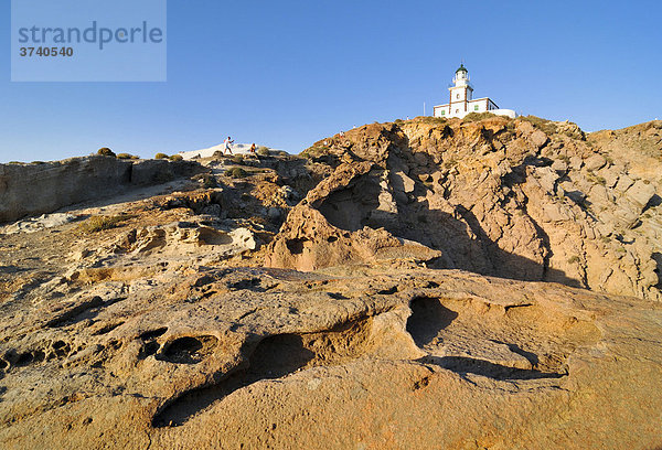 Felsen und Leuchtturm von Akrotiri  Santorin  Kykladen  Griechenland  Europa