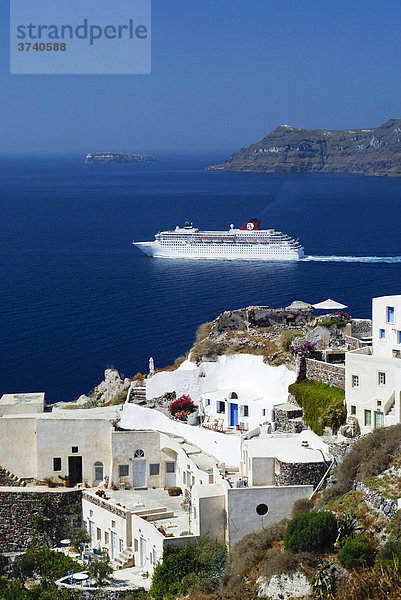 Eine Fähre und einige weiße Häuser in Kykladenarchitektur  Santorin  Santorini  Kykladen  Ägäis  Griechenland  Europa