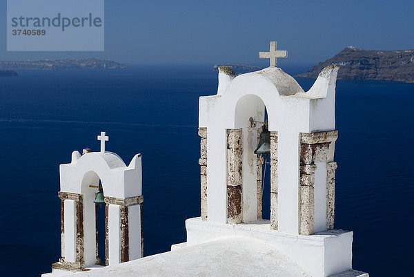 Zwei Glockentürme  Santorin  Santorini  Kykladen  Ägäis  Griechenland  Europa
