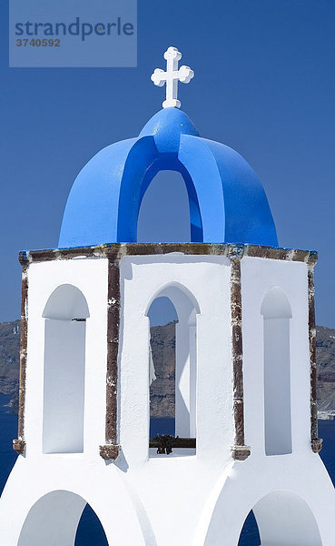 Kirche mit blauer Kuppel und Glockenturm  Oia  Santorin  Santorini  Kykladen  Griechenland  Europa