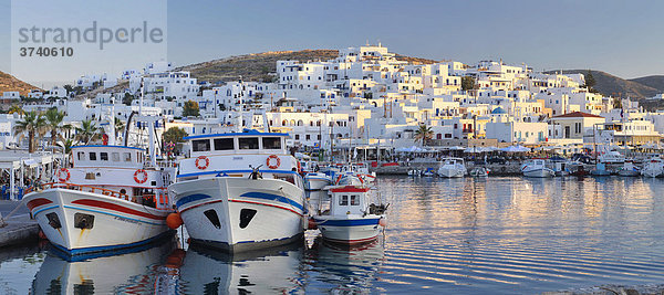 Fischerboote im Hafen von Naoussa  Paros  Kykladen  Griechenland  Europa