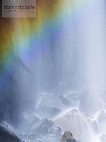 Wasserfall Narada Falls mit Regenbogen  Mount Rainier Nationalpark  Washington  USA  Nordamerika