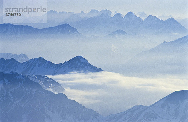 Blick auf Bergsilhouetten von der Zugspitze  Bayern  Deutschland  Europa