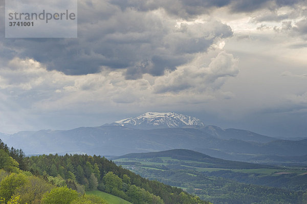 Blick zum Schneeberg bei einem heranziehenden Gewitter  Bucklige Welt  Niederösterreich  Österreich  Europa