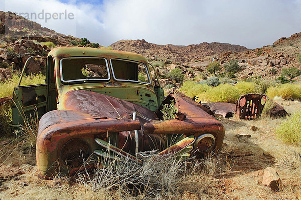 Autowracks nahe der Namtib Gästefarm in den Tirasbergen  Namibia  Afrika