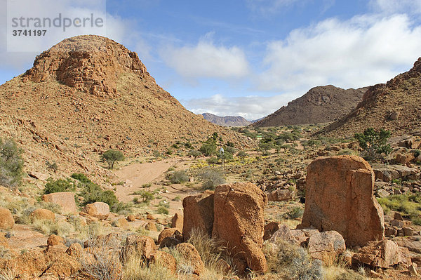 Blick über Granitfelsen zur Namtib Gästefarm in den Tirasbergen  Namibia  Afrika