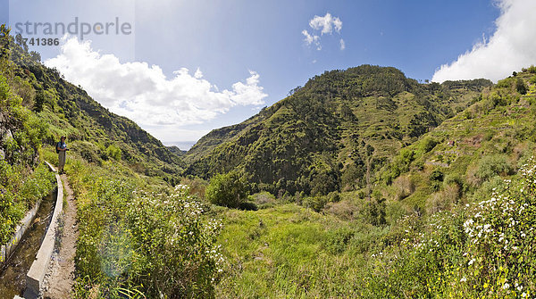 Blick zum Tal Lombo das Tercas von der Levada Moinho  Madeira  Portugal