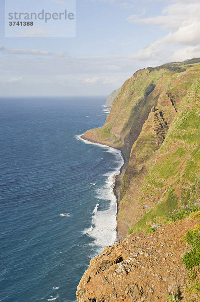 Hohe Felsenklippen beim Leuchtturm von Ponta do Pargo  Madeira  Portugal