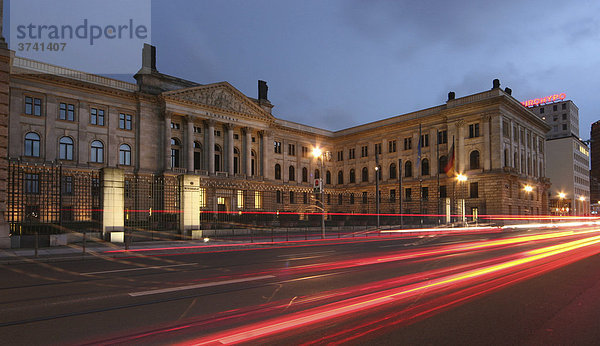 Der Bundesrat mit befahrener Straße in der Abenddämmerung  Berlin  Deutschland  Europa