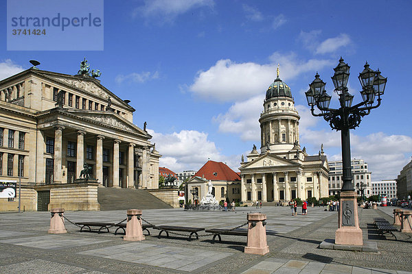 Das Konzerthaus und der französische Dom am Gendarmenmarkt  Berlin-Mitte  Deutschland  Europa