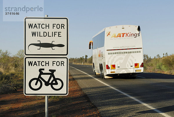 Hinweisschild für Kraftfahrzeuge zum Schutz schwächerer Verkehrsteilnehmer  Kata Tjuta National Park  Northern Territory  Australien