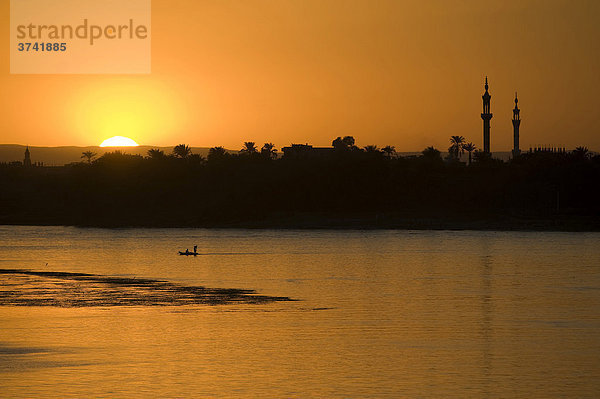 Sonnenuntergang am Nil  Luxor  Ägypten  Afrika