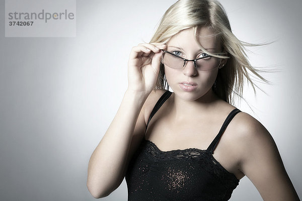 Portrait einer jungen blonden Frau mit Sonnenbrille