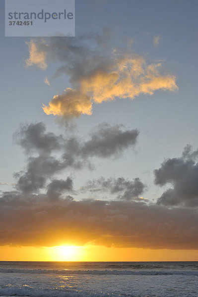 Sonnenuntergang und Wolkenhimmel am Atlantik  Fuerteventura  Kanarische Inseln  Kanaren  Spanien  Europa