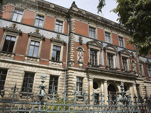Teilansicht der restaurierten Fassade des neuen Amtsgerichtes in Potsdam  Brandenburg  Deutschland  Europa