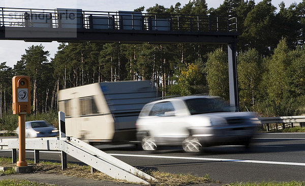 PKW mit Wohnanhänger auf einer deutschen Autobahn