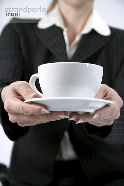 Frau hält Kaffeetasse