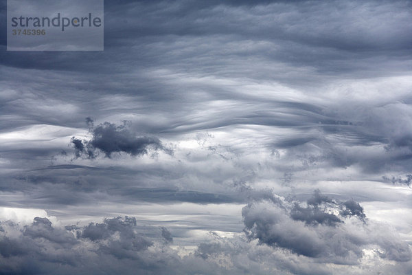 Wolkenhimmel bedeckt  Bayern  Deutschland  Europa