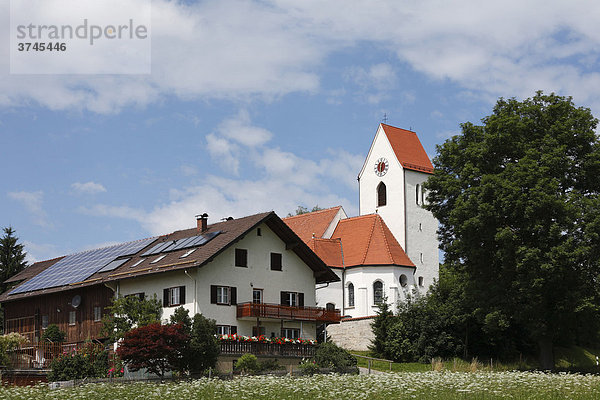 Bauernhaus und Kirche St. Anna in Birkland  Marktgemeinde Peiting  Pfaffenwinkel  Oberbayern  Bayern  Deutschland  Europa