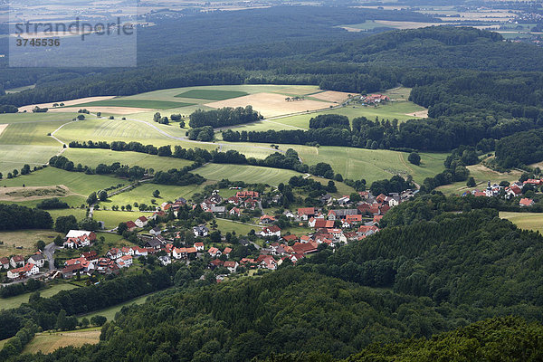 Aussicht vom Berg Milseburg auf Kleinsassen  Gemeinde Hofbieber  Hessische Rhön  Hessen  Deutschland  Europa