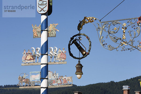 Wirtshausschild vom Hotel Gasthof Terofal und Maibaum in Schliersee  Oberbayern  Deutschland  Europa