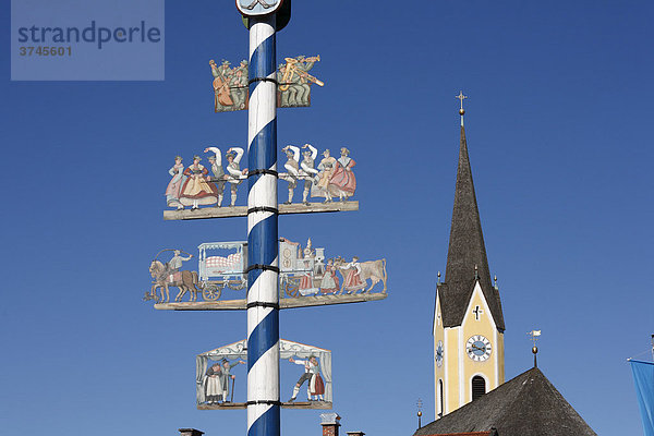 Maibaum und Kirche St. Sixtus in Schliersee  Oberbayern  Deutschland  Europa