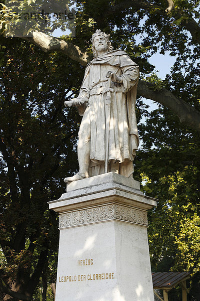 Statue Herzog Leopold der Glorreiche im Rathauspark  Wien  Österreich  Europa