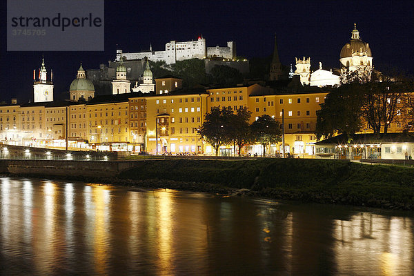 Blick über Salzach zur Altstadt Salzburg mit Rathaus  Dom  Kollegienkirche und Festung Hohensalzburg  Nachtaufnahme  Stadt Salzburg  Österreich  Europa