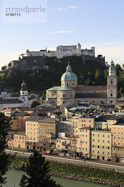 Blick vom Kapuzinerberg über Altstadt Salzburg mit Festung Hohensalzburg  Dom und Glockenspiel  Österreich  Europa