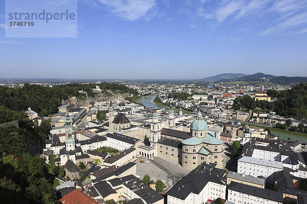 Altstadt Salzburg  vorne Kapitelplatz und Dom  Blick von Festung Hohensalzburg  Österreich  Europa