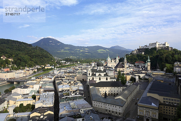 Altstadt Salzburg mit Salzach  Festung Hohensalzburg  Blick vom Mönchsberg  Humboldt-Terrasse  hinten Gaisberg  Österreich  Europa