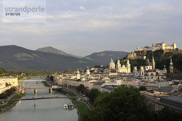 Altstadt Salzburg mit Salzach  Festung Hohensalzburg  Blick vom Mönchsberg  Humboldt-Terrasse  Österreich  Europa